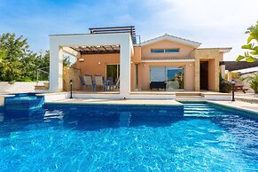 Villa Thalassa Large Private Pool Walk to Beach A C Wifi Car Not Requi