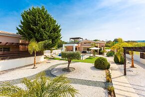 Villa Thalassa Large Private Pool Walk to Beach A C Wifi Car Not Requi