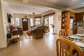 Villa Anastasia Large Private Pool Walk to Beach A C Wifi Car Not Requ