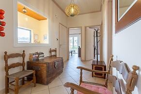 Fay Apartment Walk to Beach Sea Views A C Wifi Car Not Required - 2617