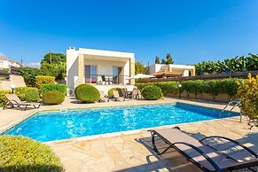 Villa Felice Large Private Pool Walk to Beach Sea Views A C Wifi Car N