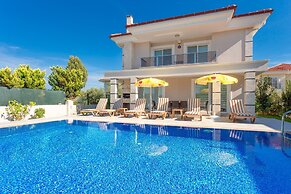 Villa Ozcelik Large Private Pool A C Wifi Car Not Required Eco-friendl