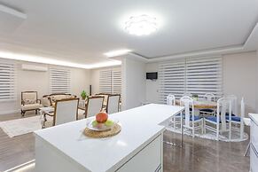 Villa Ozcelik Large Private Pool A C Wifi Car Not Required Eco-friendl