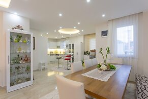 Villa Mina Large Private Pool A C Wifi Car Not Required Eco-friendly -