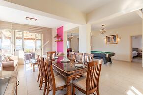 Villa Seashore One Large Private Pool Walk to Beach Sea Views A C Wifi