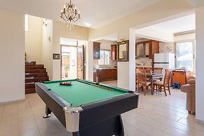 Villa Seashore One Large Private Pool Walk to Beach Sea Views A C Wifi