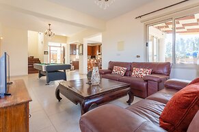 Villa Seashore One Large Private Pool Walk to Beach Sea Views A C Wifi