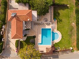 Villa Minoas Large Private Pool Walk to Beach Sea Views A C Wifi Eco-f