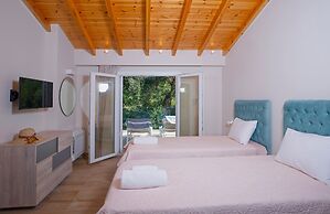 Villa Nikolakis, Kerasia, on the beach