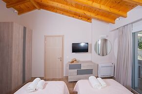 Villa Nikolakis, Kerasia, on the beach
