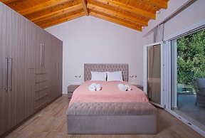 Villa Nikolakis, Kerasia, on the beach