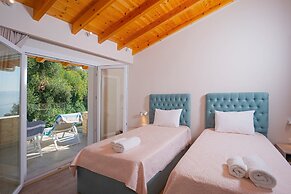 Villa Nikolakis, Kerasia, on the beach