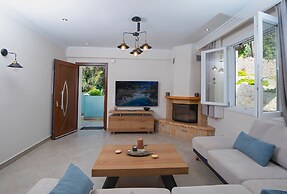 Villa Nikolakis, Kerasia, on the beach