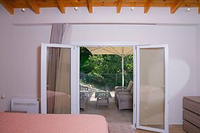 Villa Nikolakis, Kerasia, on the beach