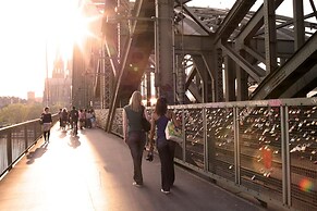 La Maison Hotel - Boardinghouse