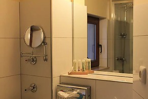 La Maison Hotel - Boardinghouse