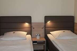 La Maison Hotel - Boardinghouse