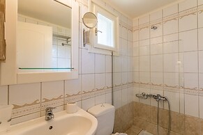 Lithos Stoupa Villas