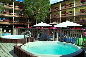 Newly Remodeled Condo Wren 201 with Creekside Views of Vail Mountain b