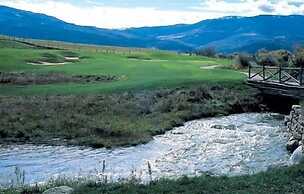 Newly Remodeled Condo Wren 201 with Creekside Views of Vail Mountain b