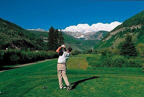 Newly Remodeled Condo Wren 201 with Creekside Views of Vail Mountain b