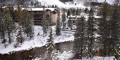 Newly Remodeled Condo Wren 201 with Creekside Views of Vail Mountain b