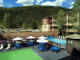Newly Remodeled Condo Wren 201 with Creekside Views of Vail Mountain b