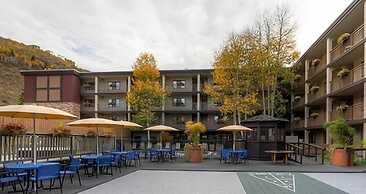 Newly Remodeled Condo Wren 201 with Creekside Views of Vail Mountain b