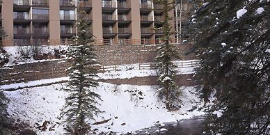 Newly Remodeled Condo Wren 201 with Creekside Views of Vail Mountain b