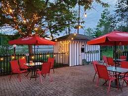 Jolly Roger Inn & Resort