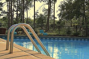 Jolly Roger Inn & Resort