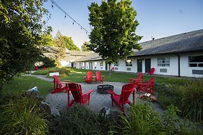 Jolly Roger Inn & Resort