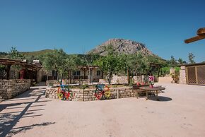 Acrocorinth Apartments