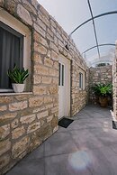 Acrocorinth Apartments