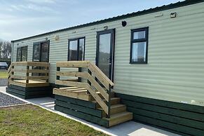 Caravan - Sleeps 4 - Pet Friendly - Parking