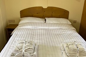 Caravan - Sleeps 4 - Pet Friendly - Parking