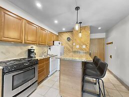 Studio with Prime Location in Heart of Center Village - CJ303 by Redaw