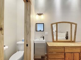 Studio with Prime Location in Heart of Center Village - CJ303 by Redaw