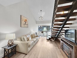 Studio with Prime Location in Heart of Center Village - CJ303 by Redaw