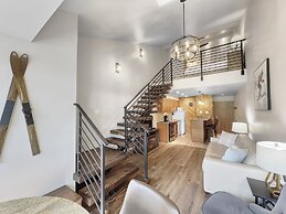 Studio with Prime Location in Heart of Center Village - CJ303 by Redaw