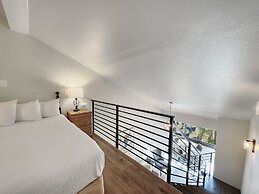 Studio with Prime Location in Heart of Center Village - CJ303 by Redaw