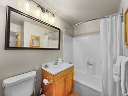 Studio with Prime Location in Heart of Center Village - CJ303 by Redaw