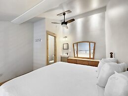 Studio with Prime Location in Heart of Center Village - CJ303 by Redaw