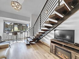 Studio with Prime Location in Heart of Center Village - CJ303 by Redaw