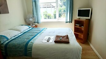 Room in Guest Room - Double With Shared Bathroom Sleeps 1-2 Located 5 