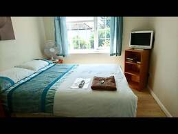 Room in Guest Room - Double With Shared Bathroom Sleeps 1-2 Located 5 