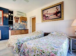 Romantic Puerto Banus Villa, Sea Mountain Views