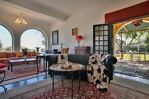 Romantic Puerto Banus Villa, Sea Mountain Views