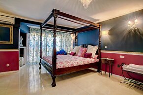 Romantic Puerto Banus Villa, Sea Mountain Views