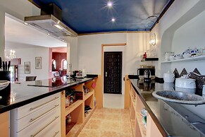 Romantic Puerto Banus Villa, Sea Mountain Views